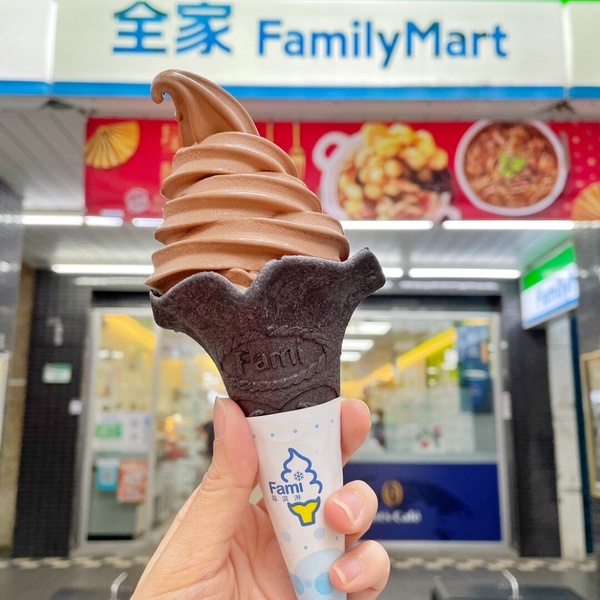 買一送一！全家聯名「濃黑巧克力霜淇淋」搶先曝光，再推醇香巧克力飲