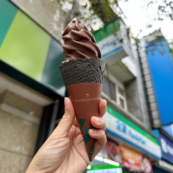 買一送一！全家聯名「濃黑巧克力霜淇淋」搶先曝光，再推醇香巧克力飲