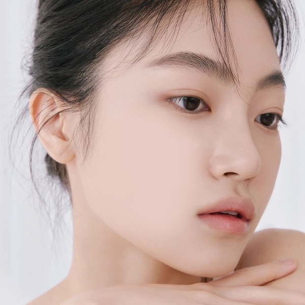 遮瑕要順著肌肉紋理！韓國彩妝師親授idol 清透底妝技巧
