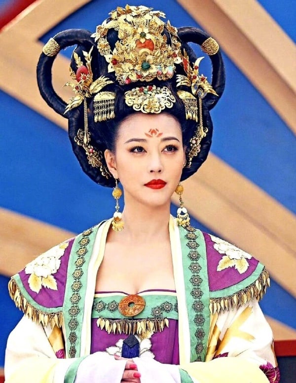 周海媚是《香蜜》天后！9位經典香港女神演陸劇，劉嘉玲造型好雷，她美贏楊冪迪麗熱巴