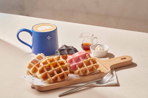草莓控開吃！CAFE!N聯名可愛始祖OSAMU GOODS，超萌店裝、限定周邊還有聯名巧克力蛋糕