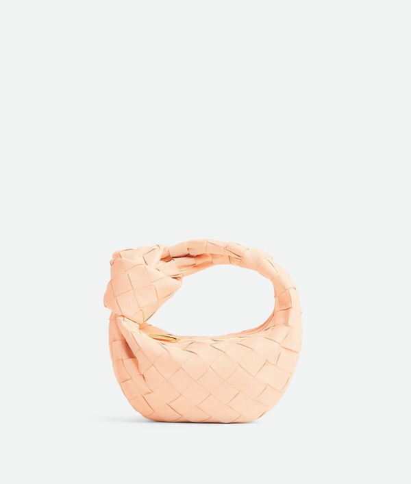 2024 Pantone柔和桃包包推薦：Bottega Veneta Mini Jodie，NT$79,400
