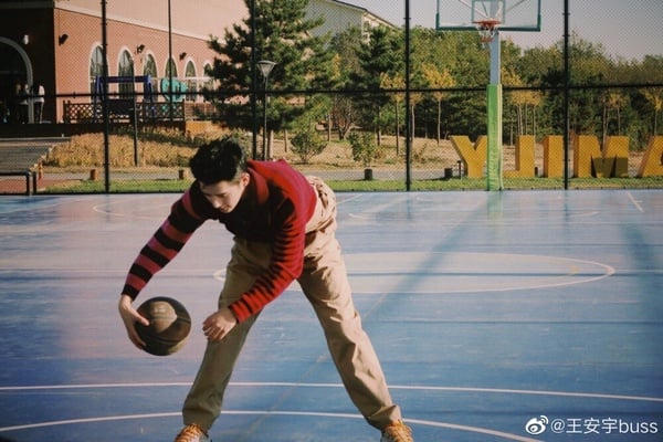 關於《神隱》王安宇9件事！隱藏版學霸，舊照差異大，自帶百搭CP體質，時裝更好看！