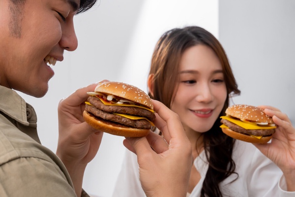 買一送一!麥當勞年終優惠「大薯、麥克雞塊、薯餅」買一送一,安格斯牛肉堡變正式菜單