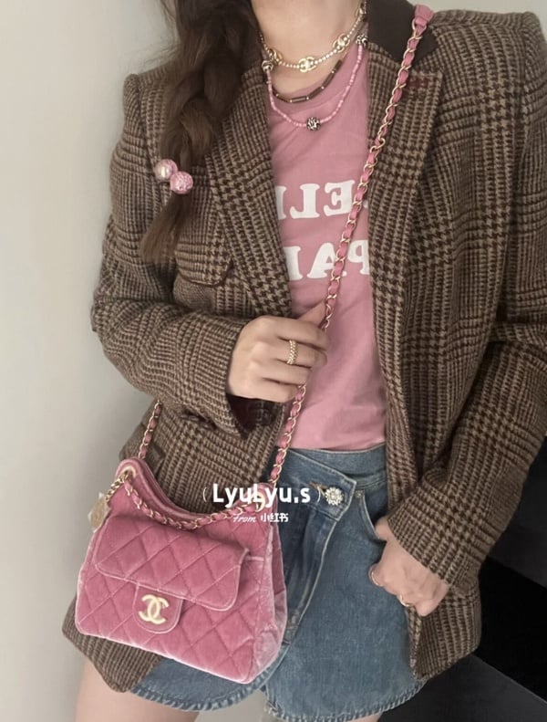 10款香奈兒粉色包包推薦：《偷偷藏不住》桑稚同款網搶爆、CHANEL 22後背包容量大！
