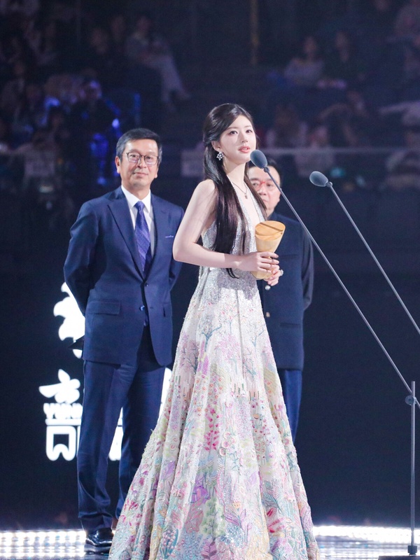 16位陸劇明星紅毯精修&amp;amp;amp;amp;amp;amp;amp;amp;未修!趙露思甜，熱巴美成精靈，吳磊帥成霸總，王鶴棣帥成美猴王