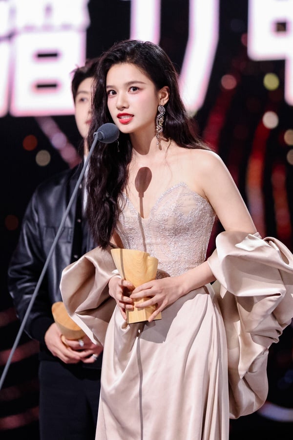 16位陸劇明星紅毯精修&amp;amp;amp;amp;amp;amp;amp;amp;未修!趙露思甜，熱巴美成精靈，吳磊帥成霸總，王鶴棣帥成美猴王