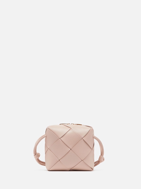 Bottega Veneta蓮花粉色新包推薦:Mini Camera編織皮革斜背包,NT$54,900