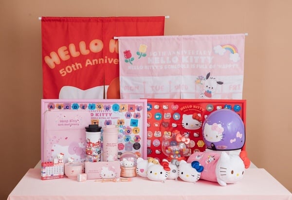 7-11「KITTY50週年」集點！KITTY紀念磁鐵回歸，KITTY水晶球、零錢包等20款周邊一次看