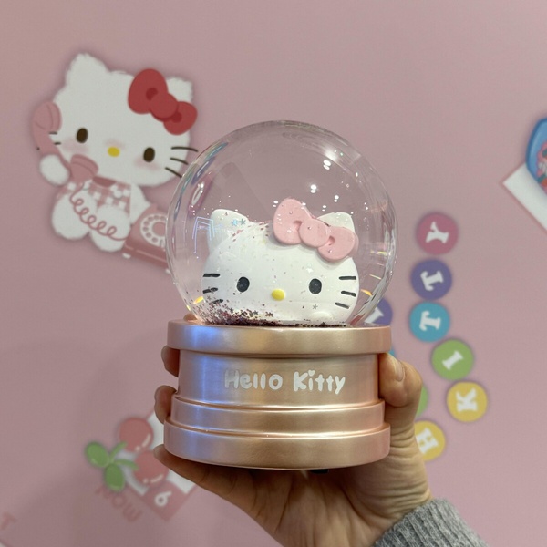 7-11「KITTY50週年」集點！KITTY紀念磁鐵回歸，KITTY水晶球、零錢包等20款周邊一次看