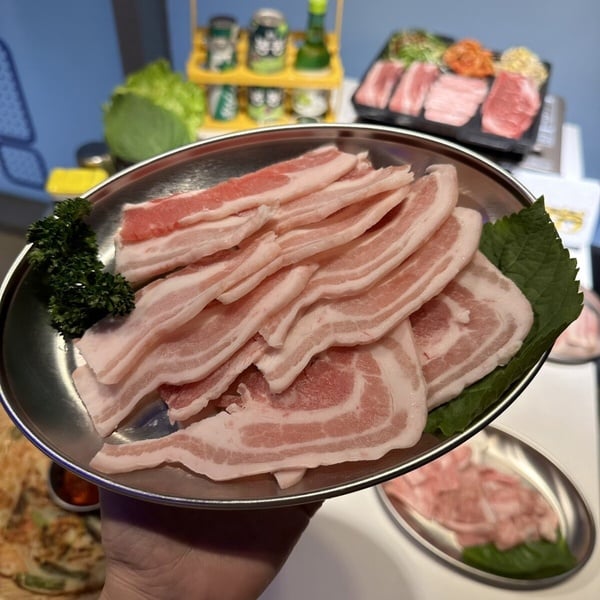 台北韓式烤肉推薦+1！全新本家選⼿村韓國烤⾁插旗慶城街，吃烤肉、吉拿棒享買一送一