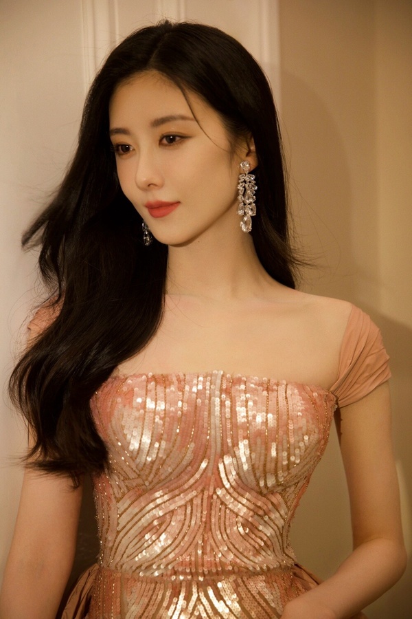 陸劇《神隱》演員古裝vs.時裝！趙露思都能駕馭，曹婓然、加奈那驚豔，李昀鋭古裝更帥
