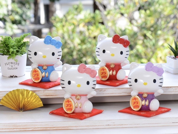 7-11「KITTY招財貓撲滿」新上市！4色招財陶瓷撲滿可愛必收，再推KITTY陶瓷花器、地墊
