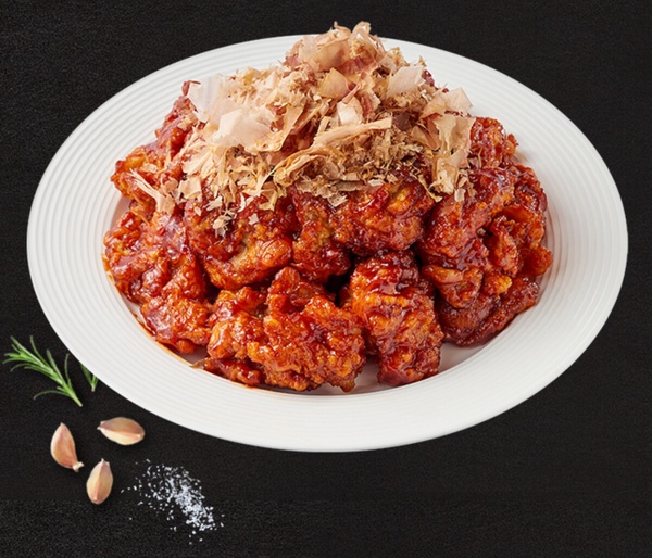 雞起家菜單推薦必吃3：起啵雷炸雞(全雞NT$619) 以墨西哥辣椒、黑胡椒、肉桂粉及多種辛香料熬製的特殊辣醬，再撒上柴魚片