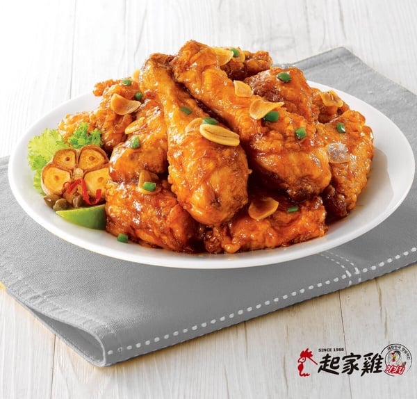 雞起家菜單推薦必吃6：哇樂炸雞(全雞NT$619) 炸雞加入青椒、大蒜及獨門黑醬汁翻炒，起鍋時香味特別濃厚