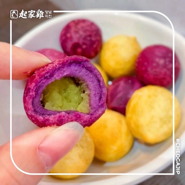 雞起家菜單推薦必吃10：韓式地瓜QQ球(NT$60) 米色和紫色的外皮酥脆Q彈，包入滿滿的濃厚地瓜餡