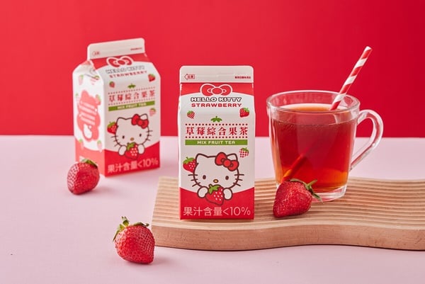 Kitty粉絲衝7-11！7-11開賣Hello Kitty草莓果茶、蠟筆小新草莓牛乳，再享6折優惠！