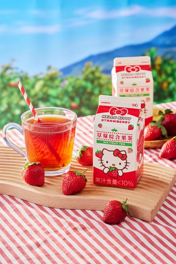 Kitty粉絲衝7-11！7-11開賣Hello Kitty草莓果茶、蠟筆小新草莓牛乳，再享6折優惠！