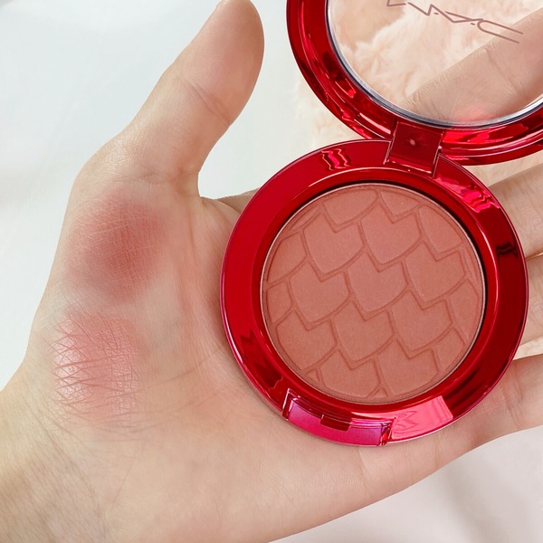 龍年限量美妝推薦!植村秀、Bobbi Brown 奢華龍鱗雕刻,紅金龍圖騰超霸氣