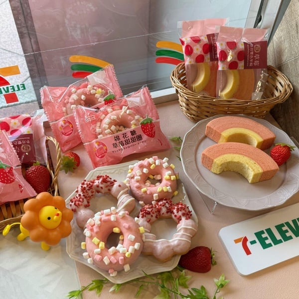 7-11x法朋「草莓霜淇淋」登場！復刻霜響炮餅杯超好拍，草莓乳霜思樂冰、草莓甜點必吃