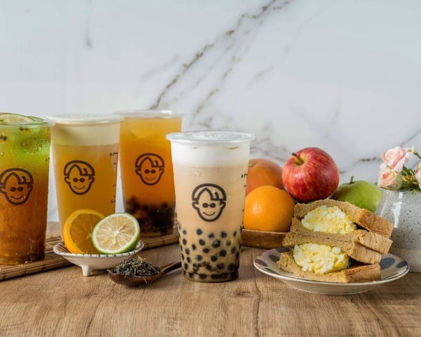 台南波哥茶飲招牌LOGO，手搖飲杯子上印有戴著墨鏡的男子