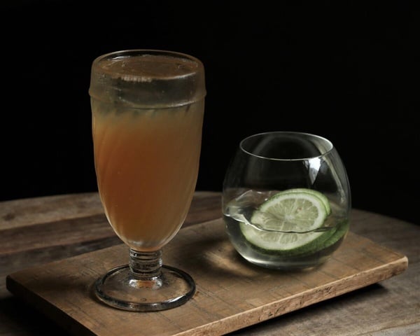 波哥茶飲菜單推薦「茶霸」，透明杯中裝滿愛玉凍與特調茶飲