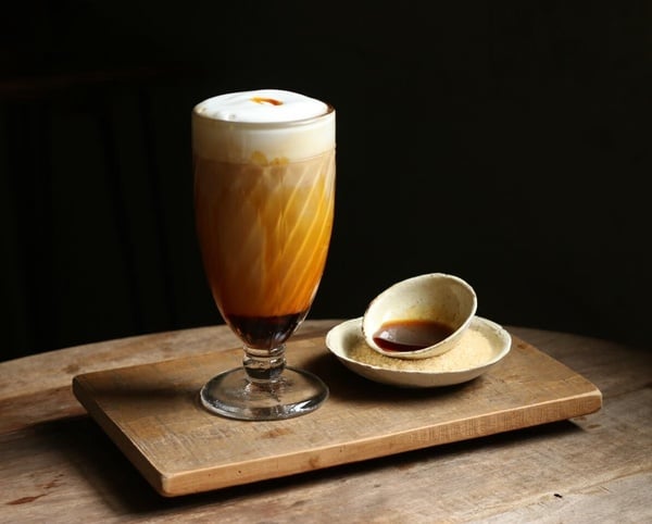 一杯波哥茶飲的「炒糖鮮奶茶」，呈現手炒黑糖與鮮奶的漸層色澤