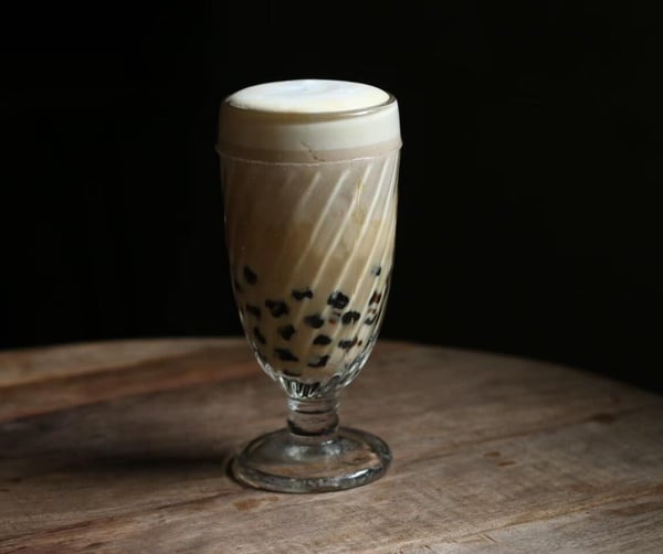 波哥茶飲經典飲品「珍珠鮮奶茶」，杯底有滿滿的黑糖珍珠