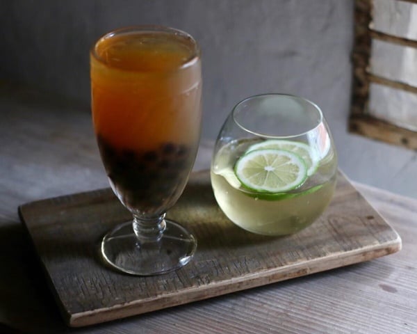 波哥茶飲必點推薦「綜合新味」，杯中裝有含波霸與愛玉的酸甜特調