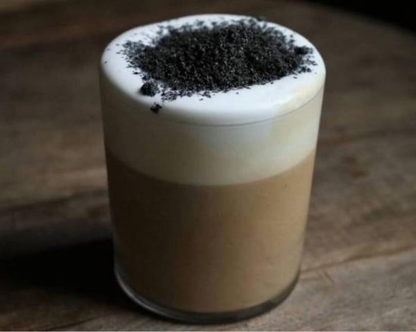 波哥茶飲創意特調「芝麻鮮奶茶」，飲品呈現濃郁的黑芝麻灰色