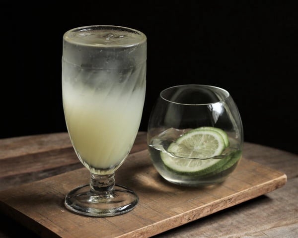 波哥茶飲無咖啡因推薦「艾玉蜜」，透明杯裝著以蜂蜜檸檬為基底的愛玉凍飲品