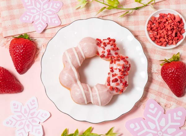 草莓甜甜圈！Mister Donut草莓季甜甜圈日本「白雪波堤」台灣開賣，日式糰子必吃享優惠