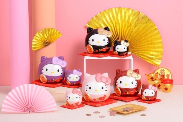 KITTY達摩必收！7-11「HELLOKITTY周邊」開賣，KITTY達摩撲滿&amp;amp;擺飾、行李箱、紅包太萌