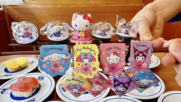 Kitty粉衝藏壽司！藏壽司聯名三麗鷗「Kitty、酷洛米、美樂蒂」13款扭蛋，櫻花凱蒂必收