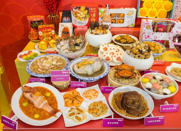 7-11「春節禮盒」送禮首選！KITTY&amp;amp;大耳狗大頭杯、史努比拍拍燈，KITTY行李箱可愛必收