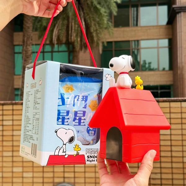 7-11「春節禮盒」送禮首選！KITTY&amp;amp;大耳狗大頭杯、史努比拍拍燈，KITTY行李箱可愛必收