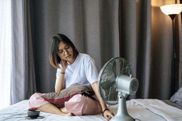 女性平均更年期幾歲開始?從中醫角度了解停經年齡、常見症狀與徵兆