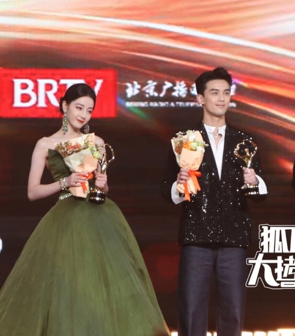 2024微博之夜10組難得一見陸劇明星同框！王鶴棣夾在吳磊趙露思中間，又和肖戰美男同框