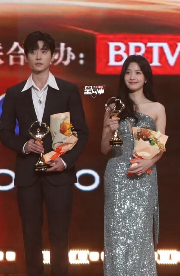 2024微博之夜10組難得一見陸劇明星同框！王鶴棣夾在吳磊趙露思中間，又和肖戰美男同框