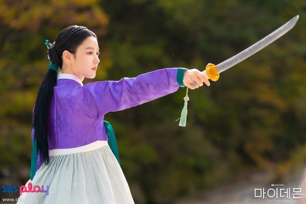 Netflix《與惡魔有約》劇情7個「細節彩蛋」！聖誕樹藏伏筆，這處早暗示九元&amp;amp;到曦命運