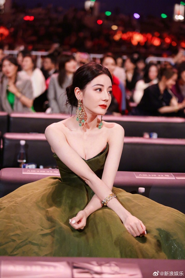 微博之夜18位陸劇明星精修vs未修！熱巴美胸太惹火，虞書欣被說修很大，趙露思腿修長了