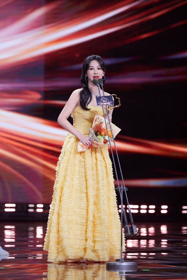 微博之夜18位陸劇明星精修vs未修！熱巴美胸太惹火，虞書欣被說修很大，趙露思腿修長了