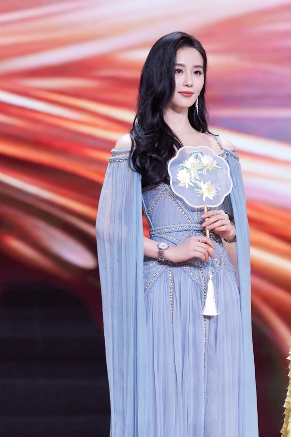 微博之夜18位陸劇明星精修vs未修！熱巴美胸太惹火，虞書欣被說修很大，趙露思腿修長了