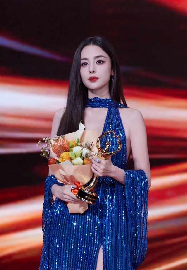 微博之夜18位陸劇明星精修vs未修！熱巴美胸太惹火，虞書欣被說修很大，趙露思腿修長了