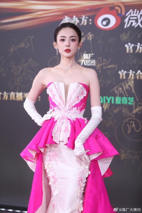 微博之夜18位陸劇明星精修vs未修！熱巴美胸太惹火，虞書欣被說修很大，趙露思腿修長了