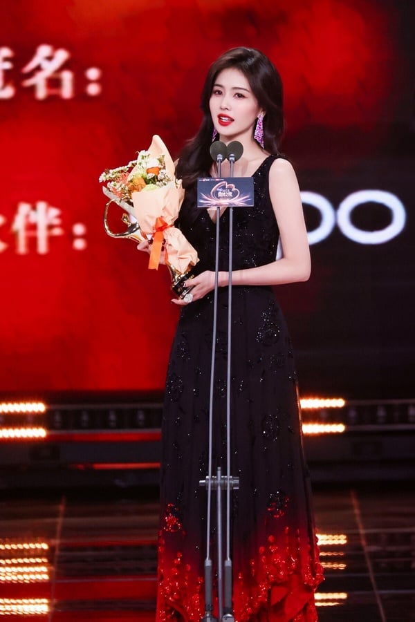 微博之夜18位陸劇明星精修vs未修！熱巴美胸太惹火，虞書欣被說修很大，趙露思腿修長了