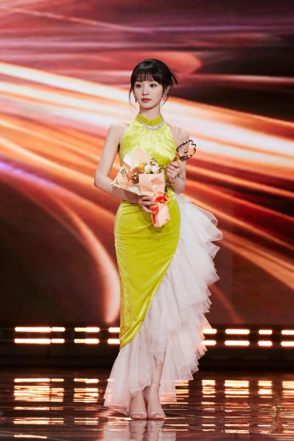 微博之夜18位陸劇明星精修vs未修！熱巴美胸太惹火，虞書欣被說修很大，趙露思腿修長了