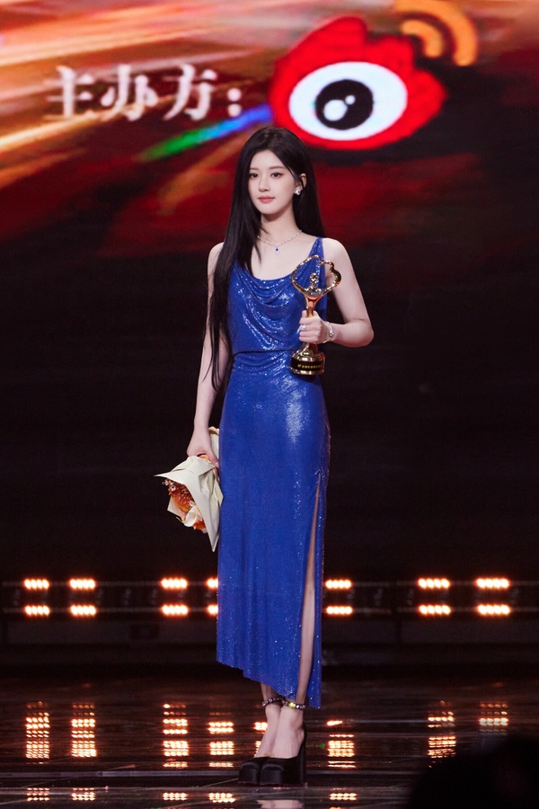 微博之夜18位陸劇明星精修vs未修！熱巴美胸太惹火，虞書欣被說修很大，趙露思腿修長了