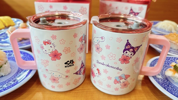 Hello Kitty在藏壽司！藏壽司聯名三麗鷗第二彈送Kitty玩偶、不鏽鋼杯，再抽酷洛米卡套