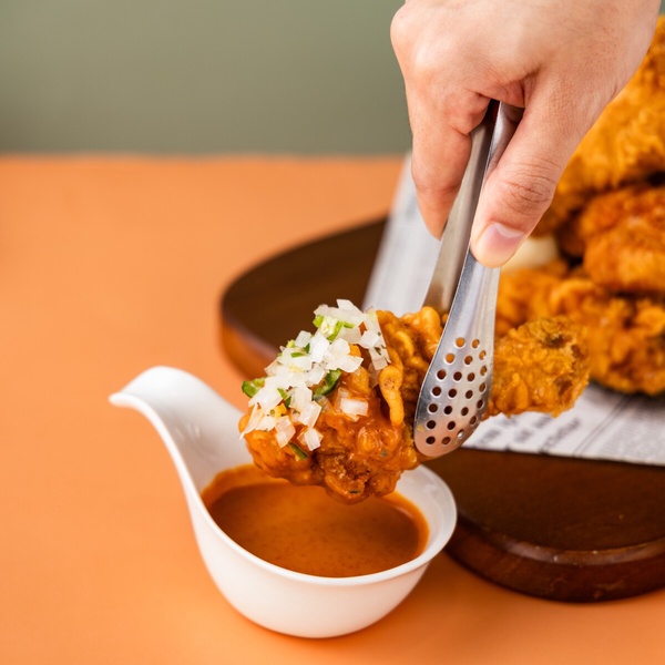 bb.q CHICKEN「炸雞速食新品盤點」:bb.q CHICKEN聯名金針菇推「肯瓊醬炸雞」